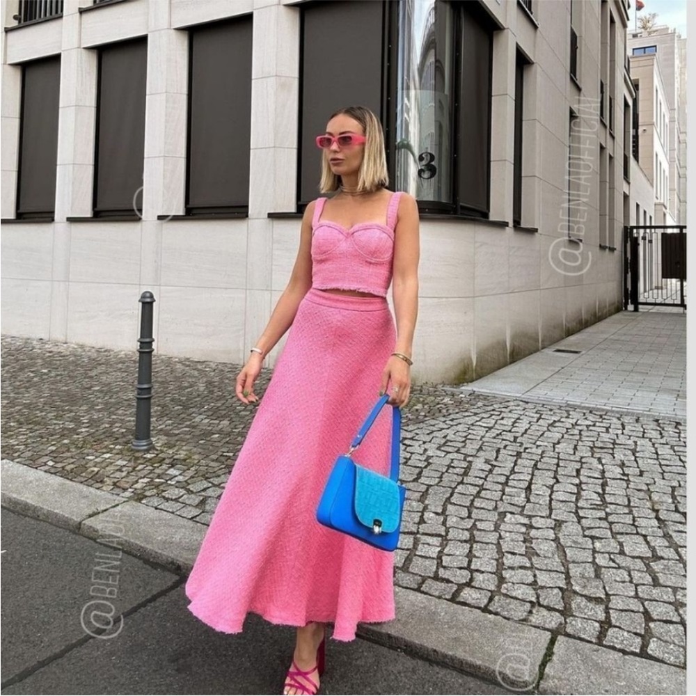 NWT- Zara PINK TEXTURED
TWEED Skirt - Picture 7 of 14